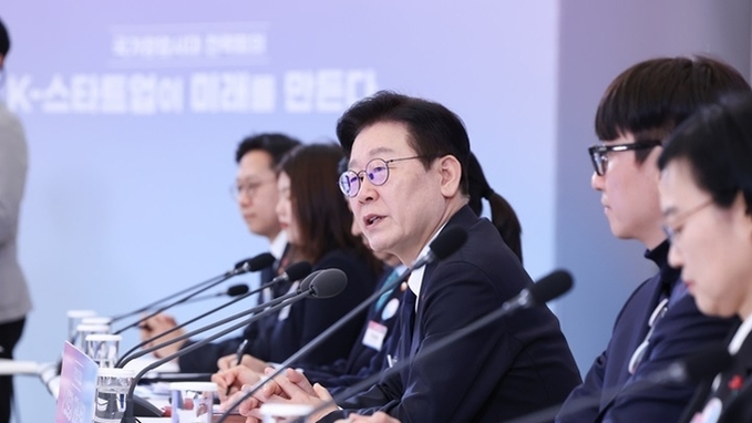 이 대통령 "전통적 방식의 일자리 창출 한계…창업 사회로 가야"