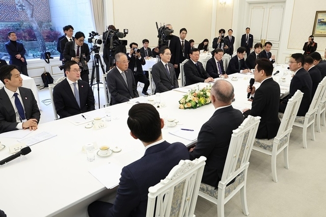 이 대통령 "성장 과실, 청년 세대에 골고루…민·관 협력해 더 노력"