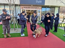 경기도, 반려마루 여주에서 은퇴군견 입양 축하식 가져 “영웅의 두 번째 삶, 새로운 가족을 만나다”