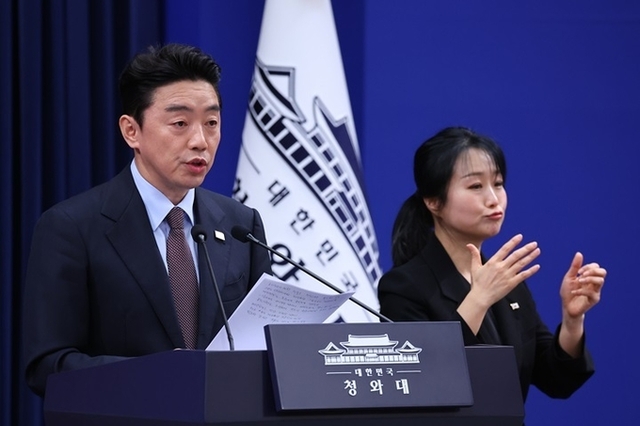 청와대 "우리 국민, UAE 여객기로 귀국 중…원유 600만 배럴 도입"