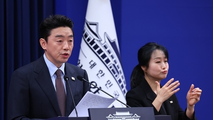 청와대 "우리 국민, UAE 여객기로 귀국 중…원유 600만 배럴 도입"