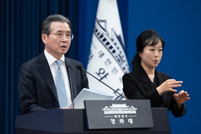 청와대 "석유 최고가격제 금주 내 시행…유류세 인하 확대 등 검토"
