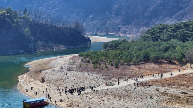 인구감소지역에 사람들이 왔다…상점 문 열고, 푸드코트 손님 맞이