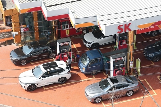 오늘부터 석유 최고가격제 시행…휘발유 출고가 리터 당 1724원