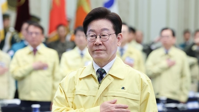 이 대통령 "국방은 우리 스스로 완벽하게 최종적으로 책임져야"