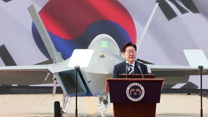 이 대통령 "KF-21, 자주국방 위용 떨쳐…방산 4대 강국 도약 발판"