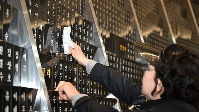 김 총리 "제주4 ·3 끝까지 기억…더 큰 민주주의 꽃 피울 것"