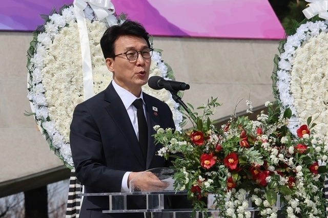 김 총리 "제주4 ·3 끝까지 기억…더 큰 민주주의 꽃 피울 것"