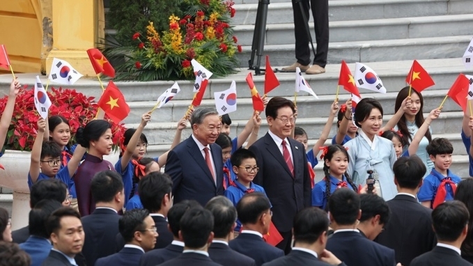 이 대통령 "한·베, 2030년 교역 1500억 달러 목표…철도차량 수출"