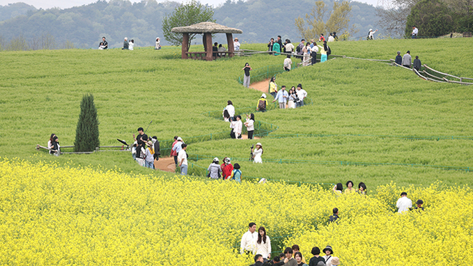 첫 노동절 맞아 '반값 휴가' 지원 확대…총 14만 5000명
