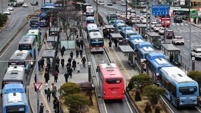 버스·열차 늘리고 교통비 환급 확대…'대중교통 혼잡완화 대책' 발표