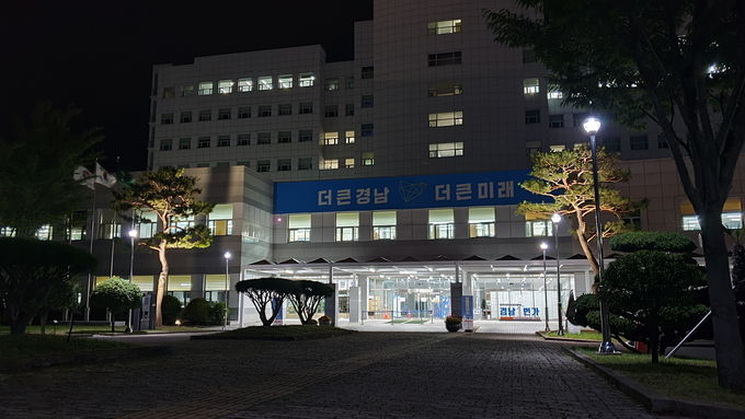 서부청사현관앞 