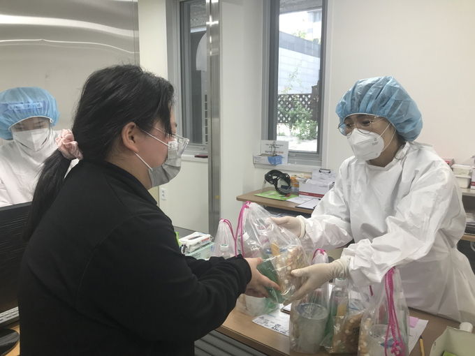 청소년들이 선별진료소 근무자에게 직접 만든 빵과 음료를 전달하는 모습 