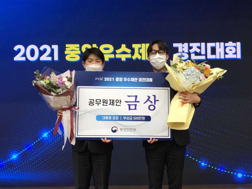 그림입니다.

원본 그림의 이름: 경진대회2.jpg

원본 그림의 크기: 가로 2720pixel, 세로 2040pixel

사진 찍은 날짜: 2021년 11월 09일 오후 5:42

카메라 제조 업체 : Apple

카메라 모델 : iPhone X

프로그램 이름 : 15.0.2

F-스톱 : 1.8

노출 시간 : 1/33초

IOS 감도 : 32

노출 모드 : 자동

35mm 초점 거리 : 28

프로그램 노출 : 자동 제어 모드

측광 모드 : 스팟 측