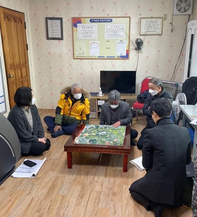 예산군 관계자와 책임수행기관 등 관계자가 좌방리 이장 등에게 측량 및 조사시작에 앞서 사전 설명을 하는 모습 