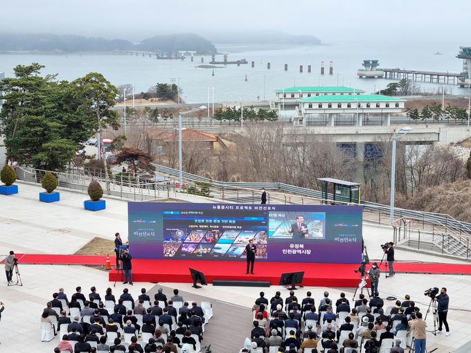유정복 인천광역시장이 15일 중구 영종하늘문화센터 광장에서 열린 '뉴홍콩시티 프로젝트 비전선포식'에서 뉴홍콩시티 비전발표를 하고 있다