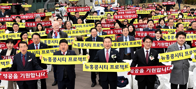 유정복 인천광역시장이 15일 중구 영종하늘문화센터 광장에서 열린 '뉴홍콩시티 프로젝트 비전선포식'에서 비전선포 세리머니를 하고 있다.