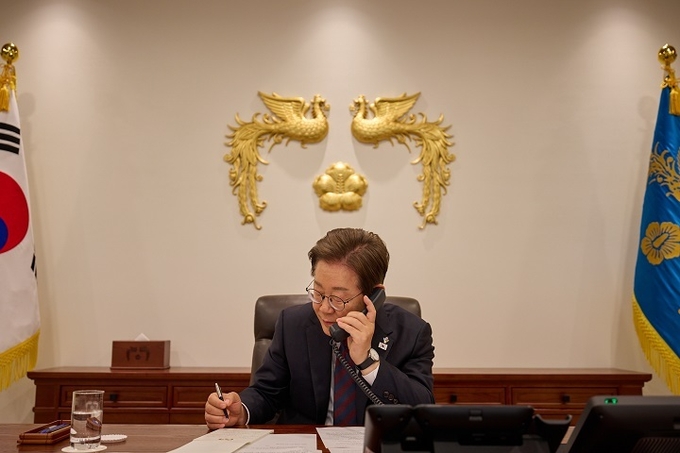 한·중 정상 첫 통화…"경제·안보·문화 등 활발한 교류와 협력 희망"
