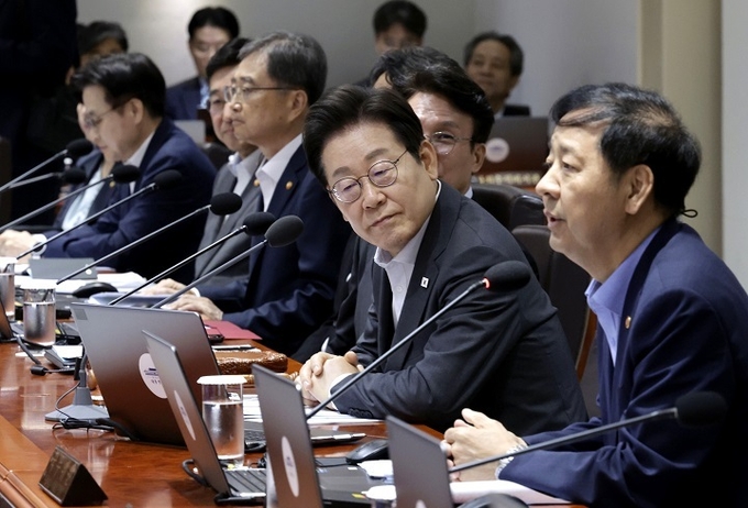 이 대통령 "어려운 사람들 많아…추가 소비진작 프로그램 준비" 지시