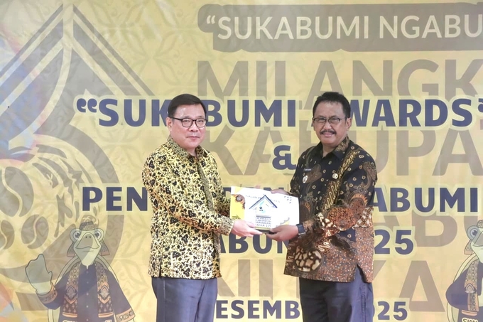 인도네시아 수카부미군, 노창동 경상남도 인도네시아 통상자문관에 표창장 수여